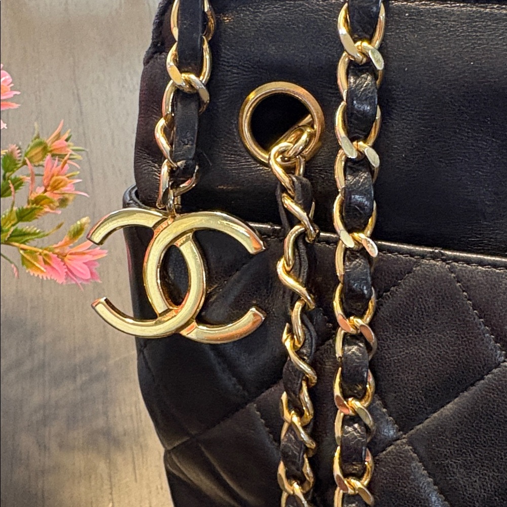 CHANEL Matelasse Black Quilted Lambskin Shoulder Bag with Gold Chain - Picture 2 of 8